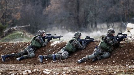 Des militaires ffran&ccedil;ais &agrave; l'entra&icirc;nement au tir, &agrave; Canjuers (Var), le 15 d&eacute;cembre 2010. (CHARLES PLATIAU / POOL)