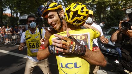 Christophe Laporte, vainqueur de la 19e étape du Tour de France, félicité par son leader, le maillot jaune Jonas Vingegaard, à Cahors le 22 juillet 2022. (YOAN VALAT / AFP)