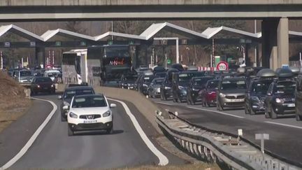 C'est un nouveau week-end de départs en vacances.&nbsp;Bison Futé a classé rouge, ce samedi 12 février, la région Auvergne-Rhône-Alpes dans le sens des départs.&nbsp;L'autoroute&nbsp;A43&nbsp;en direction des stations des Alpes est particulièrement chargée.&nbsp;Sur place, nous retrouvons le journaliste Jordan Guéant qui fait le point sur la situation. (FRANCE 3)