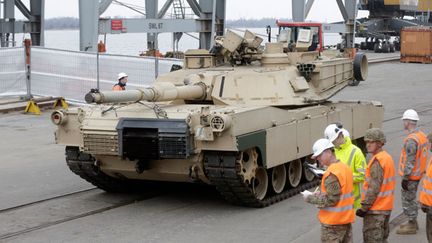  (Des renforts en soldats et armements sont arrivés à Riga © REUTERS | Ints Kalnins)
