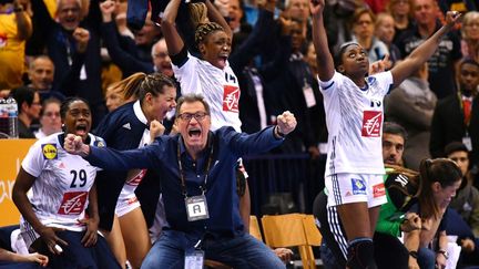 Quatorze ans après son premier sacre, l'entraîneur Olivier Krumbholz a hissé pour la deuxième fois le handball féminin français au sommet du Mondial (PATRIK STOLLARZ / AFP)