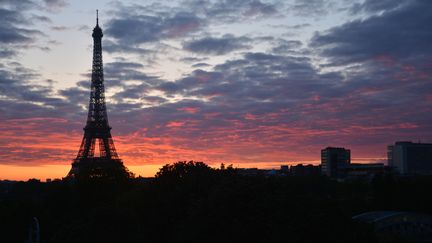 La Tour Eiffel vue depuis Radio France au lever du jour. (JEAN-CHRISTOPHE BOURDILLAT / RADIO FRANCE)