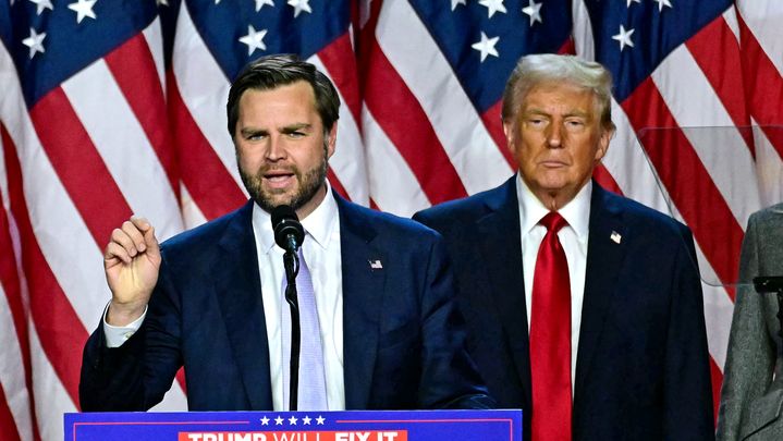 J.D. Vance et Donald Trump s'expriment depuis leur QG de campagne à West Palm Beach, en Floride (Etats-Unis), le 6 novembre 2024. (JIM WATSON / AFP)