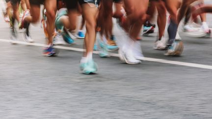 Des coureurs pendant un marathon. Image d'illustration. (ELENA POPOVA / MOMENT RF)