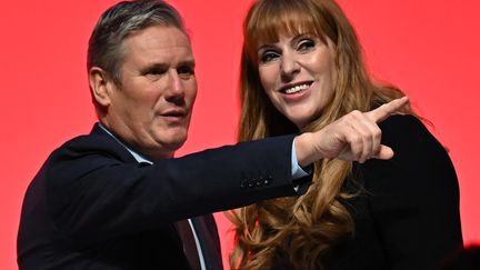 British Labor Party leader Kier Starmer and deputy leader Angela Rayner during the party conference in Liverpool, United Kingdom, October 8, 2023. (PAUL ELLIS / AFP)