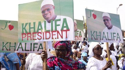 Manfestation à Dakar,  le 19 mai 2017, en soutien au maire de la ville, Khalifa Sall, en détention préventive depuis le 7 mars 2017 et candidat de l'opposition aux législatives du 30 juillet 2017.  (SEYLLOU / AFP)