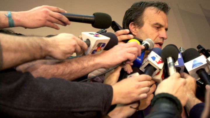 Marcelo Bielsa entour&eacute; par les m&eacute;dias &agrave; son retour en Argentine apr&egrave;s la piteuse &eacute;limination lors du Mondial en Asie, le 15 juin 2002, &agrave; Buenos Aires. (PABLO ANELI/AP/SIPA / AP)