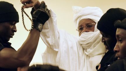 L'ex-président tchadien Hissène Habré, dans la salle d'audience, lors de son procès à Dakar, au Sénégal, le 20 juillet 2015. (SEYLLOU / AFP)