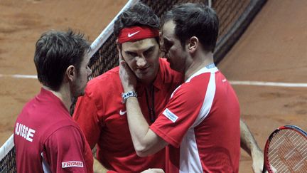 Stanislas Wawrinka, Roger Federer et leur capitaine Severin Lüthi (FRANCOIS LO PRESTI / AFP)