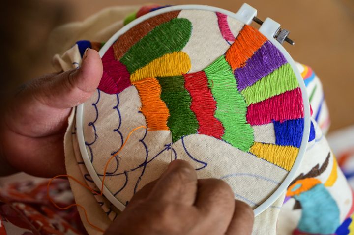 Glafira Candelaria Jose de l'ethnie Otomie réalise une broderie dans son village de San Nicolas, à Tenango de Doria au Mexique, le 18 juin 2019. (PEDRO PARDO / AFP)