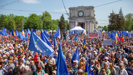 Des manifestants ont participé à un rassemblement de soutien au gouvernement pro-occidental, à Chisinau (Moldavie),&nbsp;dimanche 21 mai&nbsp;2023. (ELENA COVALENCO / AFP)