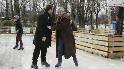 Florian Philippot et Marine Le Pen font un tour&nbsp;à la patinoire des Champs Elysées (Paris), le 18 décembre 2012. (MAXPPP)