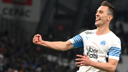 Arkadiusz Milik célèbre un de ses trois buts inscrits face à Angers, le 4 février 2022 au Vélodrome. (NICOLAS TUCAT / AFP)