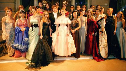 Dans leurs robes haute couture, les vingt-quatre jeunes filles du bal des d&eacute;butantes 2003 entourent St&eacute;phane Bern, le ma&icirc;tre de c&eacute;r&eacute;monie. (MEIGNEUX / SIPA)