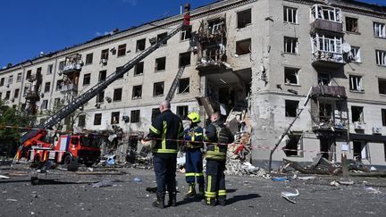 Des secouristes à l'œuvre après un bombardement russe dans le centre de Kharkiv (Ukraine), le 22 juin 2024. (SERGEY BOBOK / AFP)