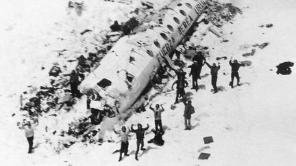 Pas moins de 72 jours après le crash du vol Fuerza Aérea Uruguaya 571, des survivants sont repérés dans la cordillère des Andes, le 20 décembre 1972. (L'OEIL DU SUD/SIPA)