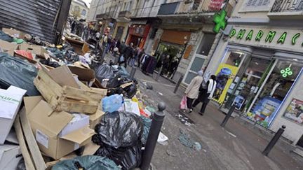 A Marseille, les ordures s'amoncèlent en raison de la grève des éboueurs (22 octobre 2010) (AFP / Gérard Julien)