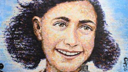 Une œuvre représentant Anne Frank est exposée au musée Anne Frank, à Berlin (Allemagne), le 15 juin 2019. (WINFRIED ROTHERMEL / PICTURE ALLIANCE / AFP)