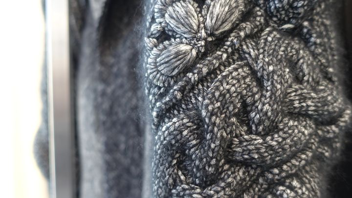 Détail d'un pull en maille travaillé collection ah 2017-18, à Paris
 (Corinne Jeammet)