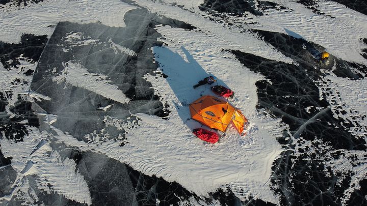 Aliénor Scrizzi raconte l’aventure menée en autonomie sur la glace du lac Khövsgöl, en Mongolie : un aller et retour en tractant sa pulka contenant l’ensemble de son matériel et de sa nourriture. (RENAUD FULCONIS)