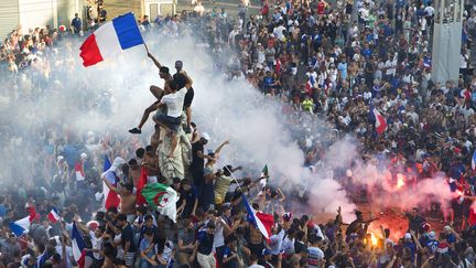 La foule de Montpellierains fête la France championne du monde au Mondial 2018 sur la place de la Comedie à Montpellier (Hérault), le 15 juillet 2018. Photo d'illustration. (GUILLAUME BONNEFONT / MAXPPP)