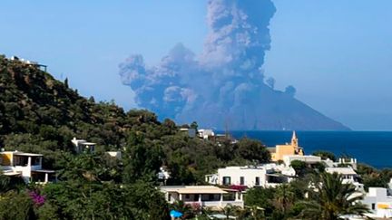 Le Stromboli en éruption, sur l'île du même nom, dans l'archipel des Eoliennes (Italie), le 3 juillet 2019.&nbsp; (FIONA CARTER / TWITTER ACCOUNT OF @FIONACARTER / AFP)