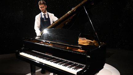 Des milliers d'objets, dont le piano à queue Yamaha G-2 de Freddie Mercury, ont été vendus aux enchères dans une grande vente chez Sotheby's à Londres, mercredi 6 septembre 2023 (DANIEL LEAL / AFP)