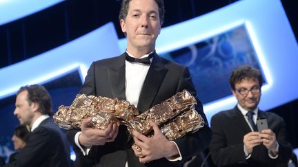 L'acteur et r&eacute;alisateur Guillaume Gallienne pose avec quatre des cinq C&eacute;sar que son film a remport&eacute;s, le 28 f&eacute;vrier 2014. ( AFP )