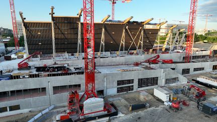 Le chantier du futur centre aquatique des JO 2024, à Saint-Denis (Seine-Saint-Denis), le 25 mai 2022. (COLIN BERTIER / AFP)