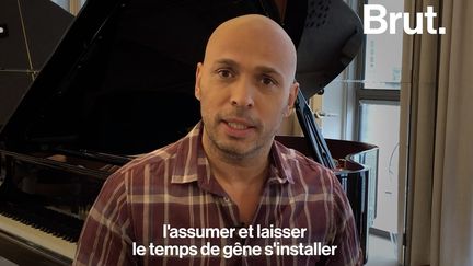 Comment être drôle ? Le tuto d'Éric Judor, avec un véritable jingle fait à la bouche dedans. Éric Judor revient dans la saison 3 de Platane le 9 décembre sur Canal+.