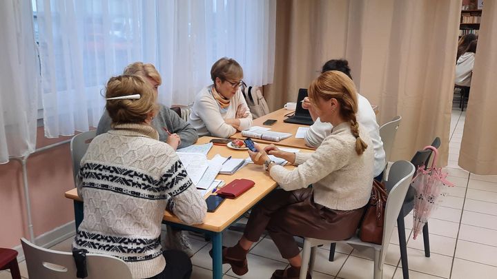 Le groupe de français de Valentina, réfugiée ukrainienne à Metz (Moselle). (SANDRINE ETOA-ANDEGUE / RADIO FRANCE)