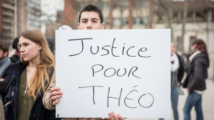 Un manifestant brandit une pancarte de soutien à Théo, le 11 février 2017 à Toulouse (Haute-Garonne). (PABLO TUPIN / CITIZENSIDE / AFP)