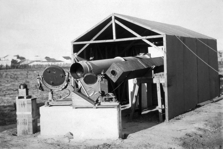 Les télescopes géants utilisés par l'expédition scientifique d'Arthur Eddington pour observer une éclipse totale du soleil depuis Sobral, au Brésil, le 29 mai 1919. (SCIENCE & SOCIETY PICTURE LIBRARY / SSPL / AFP)