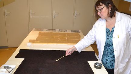 Restauratrice de textiles anciens, Claire Beugnot a eu trois mois pour restaurer et rassembler les 22 morceaux de tissus qui consituent la Sainte-Tunique.
 (PHOTOPQR/LE PARISIEN)