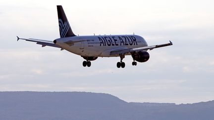 Un Airbus de la compagnie Air Azur se prépare à atterrir à l'aéroport de Marignane à Marseille (Bouches-du-Rhône), le 29 mars 2018.&nbsp; (JEAN-PAUL PELISSIER / REUTERS)