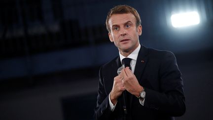 Emmanuel Macron, le 19 novembre 2021 au Familistère de Guise dans l'Aisne. (BENOIT TESSIER / AFP)