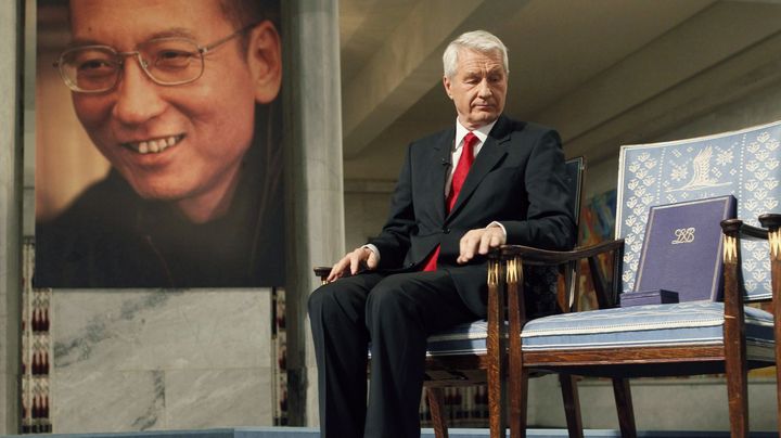 Le pr&eacute;sident du comit&eacute; Nobel, Thorbj&oslash;rn Jagland, &agrave; c&ocirc;t&eacute; de la chaise vide du dissident chinois Liu Xiaobo, lors de la c&eacute;r&eacute;monie de remise du prix Nobel 2010, le 10 d&eacute;cembre 2010 &agrave; Oslo (Norv&egrave;ge). Emprisonn&eacute; en Chine, Liu&nbsp;Xiaobo n'&eacute;tait pas pr&eacute;sent. (REUTERS)