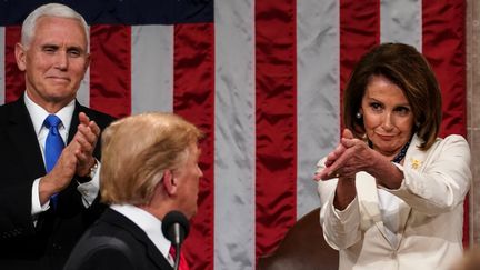 Nancy Pelosi applaudit Donald Trump lors du discours sur l'état de l'Union, le 5 février 2019, à Washington (Etats-Unis). (AFP)