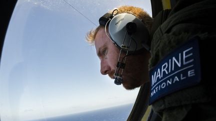 Un soldat de la Marine nationale survole la zone de la disparition du vol MS804 d'Egyptair, en M&eacute;diterran&eacute;e, entre la Cr&ecirc;te et l'Egypte, le 22 mai 2016. (MARINE NATIONALE / AFP)