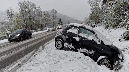 Des centaines d'automobilistes se sont fait surprendre par la neige en Loire et Haute-Loire (YVES SALVAT / MAXPPP)