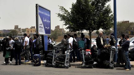 Des diplomates en employ&eacute;s des Nations unies quittent le Y&eacute;men, samedi 28 mars 2015, depuis l'a&eacute;roport de Sanaa.&nbsp; (MOHAMMED HAMOUD / ANADOLU AGENCY / AFP)