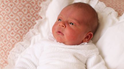 Le prince Louis photographié par sa mère, le 26 avril 2018 au&nbsp;palais de Kensington (Royaume-Uni). (DUCHESS OF CAMBRIDGE / KENSINGTON PALACE / AFP)