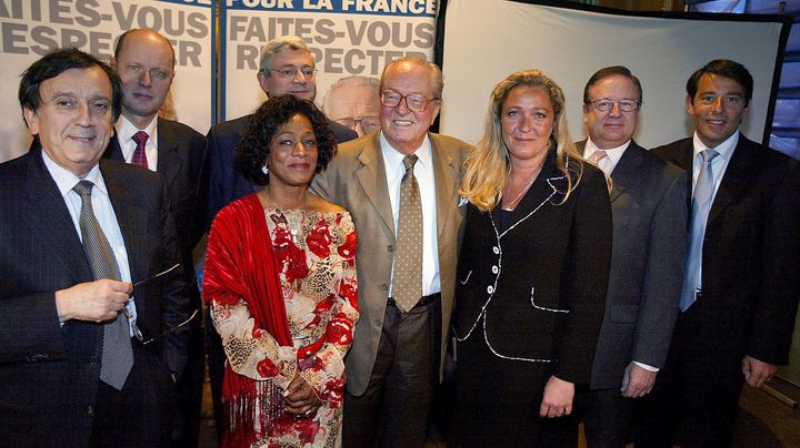 (de G &agrave; D) Jean-Claude Martinez,&nbsp;Carl Lang,&nbsp;Bruno Gollnisch, Huguette Fatna, Jean-Marie Le Pen,&nbsp;Marine Le Pen, Jean Verdon&nbsp;et Samuel Mar&eacute;chal, le 24 avril 2004 &agrave; Paris.&nbsp; (DANIEL JANIN / AFP)