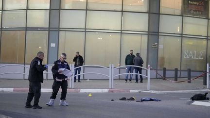 Des policiers sur les lieux d'une attaque au couteau et à la voiture bélier à&nbsp;Beer Sheva (Israël), le 22 mars 2022.&nbsp; (TSAFRIF ABAYOV / AP / SIPA)