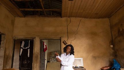 Depuis le début de la pandémie, avec les prix des biens alimentaires qui ont augmenté de plus de 22% en moyenne, selon les statistiques officielles, nourrir correctement ses enfants est devenu un défi quotidien pour nombre de famille. Edith Obatuga, 43 ans, mère célibataire avec six enfants à charge, les siens, et ses quatre neveux et nièces, est tombée dans le cercle vicieux de la pauvreté. Après le loyer de sa maison, c'est celui de sa boutique qu’elle ne pouvait plus payer. Elle a quitté son appartement, pour déménager dans la vieille maison de sa défunte mère.&nbsp;&nbsp; (BENSON IBEABUCHI / AFP)