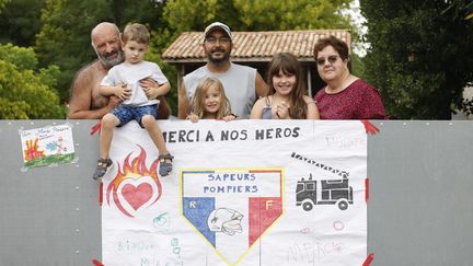 Des habitants remercient le travail des pompiers sur une banderole, le 20 juillet 2022, à Saint-Michel-de-Rieufret (Gironde). (MAXPPP)