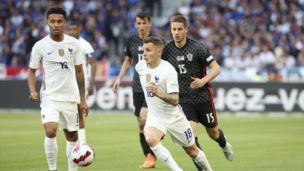 Lucas Digne sous le maillot de l'équipe de France lors de sa dernière sélection, à l'occasion de France-Croatie en Ligue des nations, le 13 juin 2022, au Stade de France, à Saint-Denis. (JEAN CATUFFE / AFP)