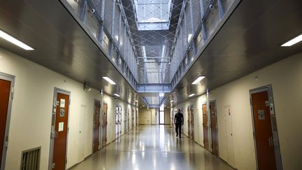 Une vue d'un couloir de la prison de la Santé, à Paris, le 24 septembre 2024. (ANNE-CHRISTINE POUJOULAT / AFP)