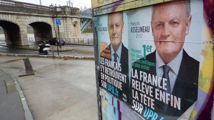 Affiches du candidat à l'élection présidentielle François Asselineau dans le 16e arrondissement de Paris le 7 mars 2017.&nbsp; (OLIVIER BÉNIS / FRANCE-INTER)