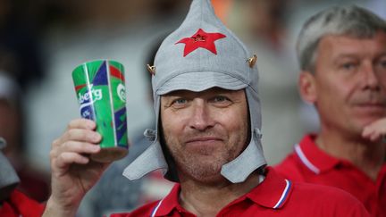 Un supporter russe consomme une bière à 0,5%, le 15 juin 2016, au stade Pierre-Mauroy, à Lille (Nord). (VLADIMIR PESNYA / SPUTNIK / AFP)